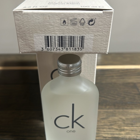 Calvin Klein One Unisex Cologne. 3.3 ounce - Picture 4 of 4